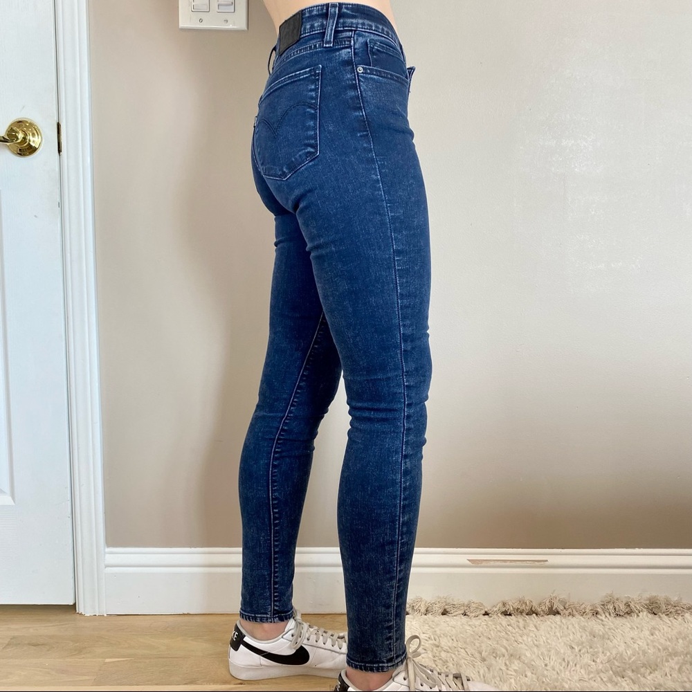 Like new condition Levi’s 711 mid rise dark wash  skinny jeans